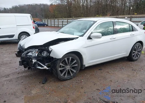 2013 Chrysler 200 Limited z USA, uszkodzony, nr VIN 1C3CCBCG5DN738110